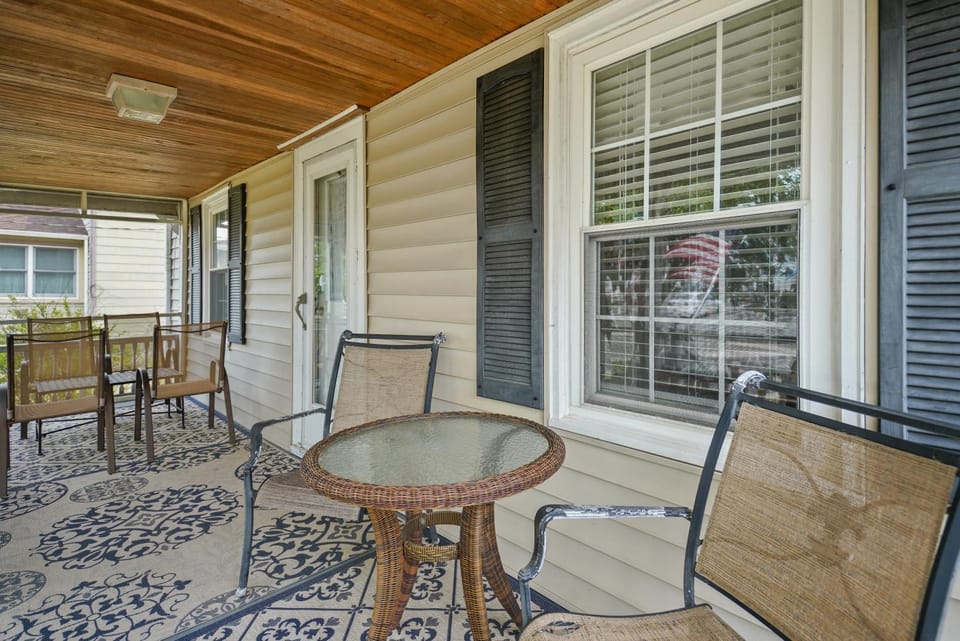 Serendipity - On main Street with screened porch! House in Chincoteague Island