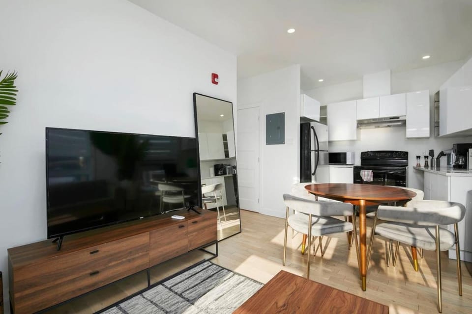 TV and multimedia, Kitchen or kitchenette, Living room, Seating area, Dining area, oven, stove