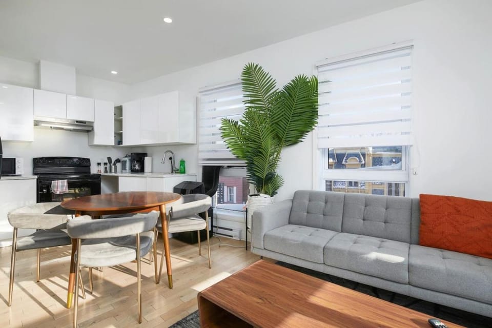 Kitchen or kitchenette, Living room, Seating area, Dining area, oven, stove