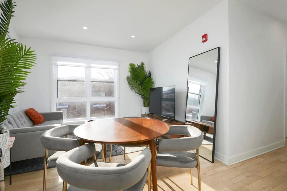 Kitchen or kitchenette, Living room, Seating area, Dining area