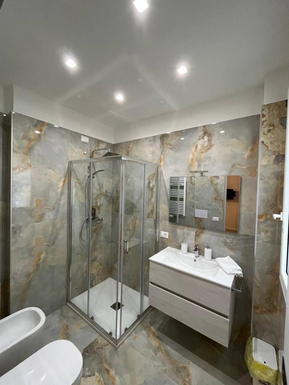 Shower, Toilet, Bathroom, towels