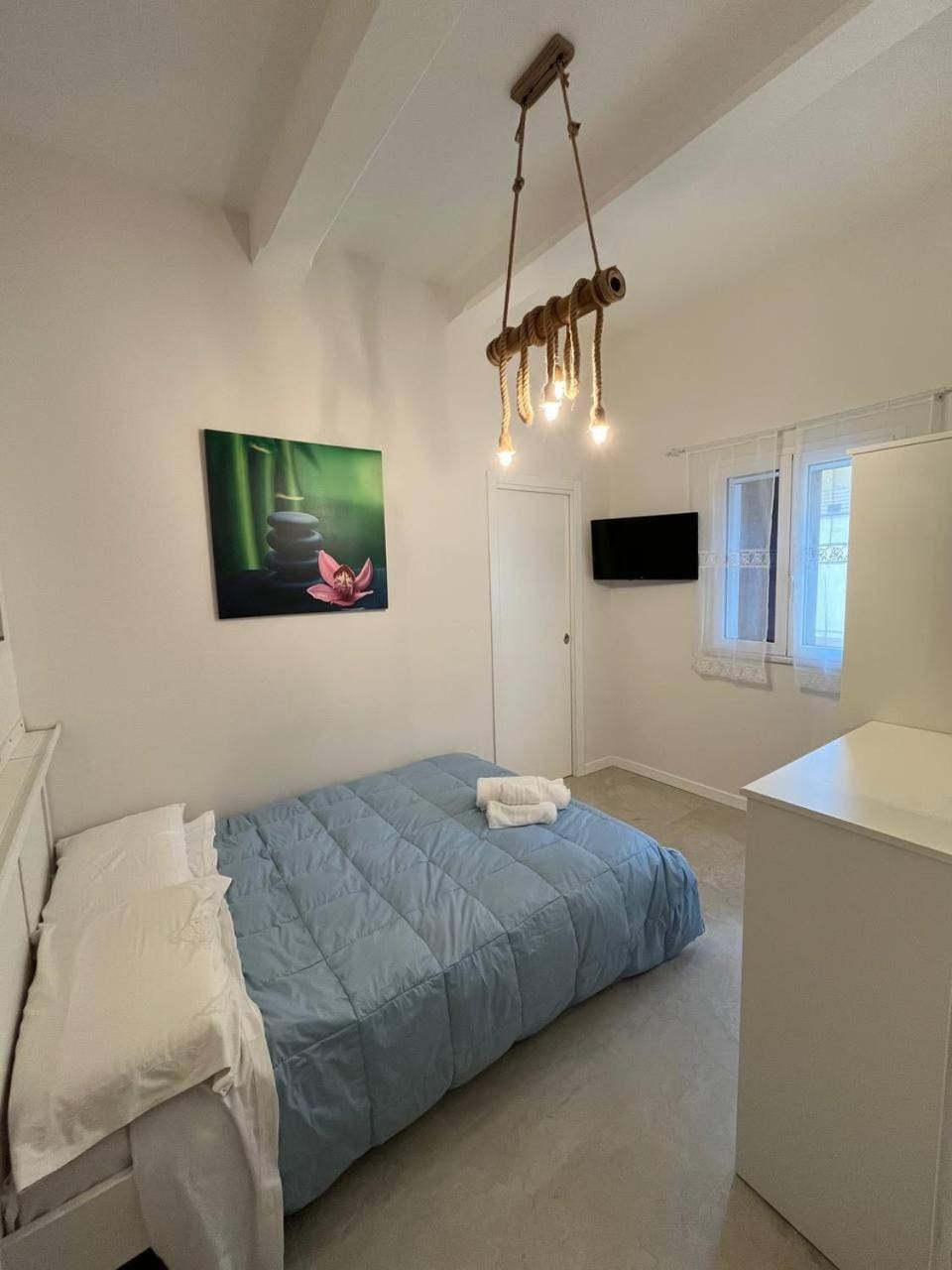 Bed, TV and multimedia, Bedroom, towels