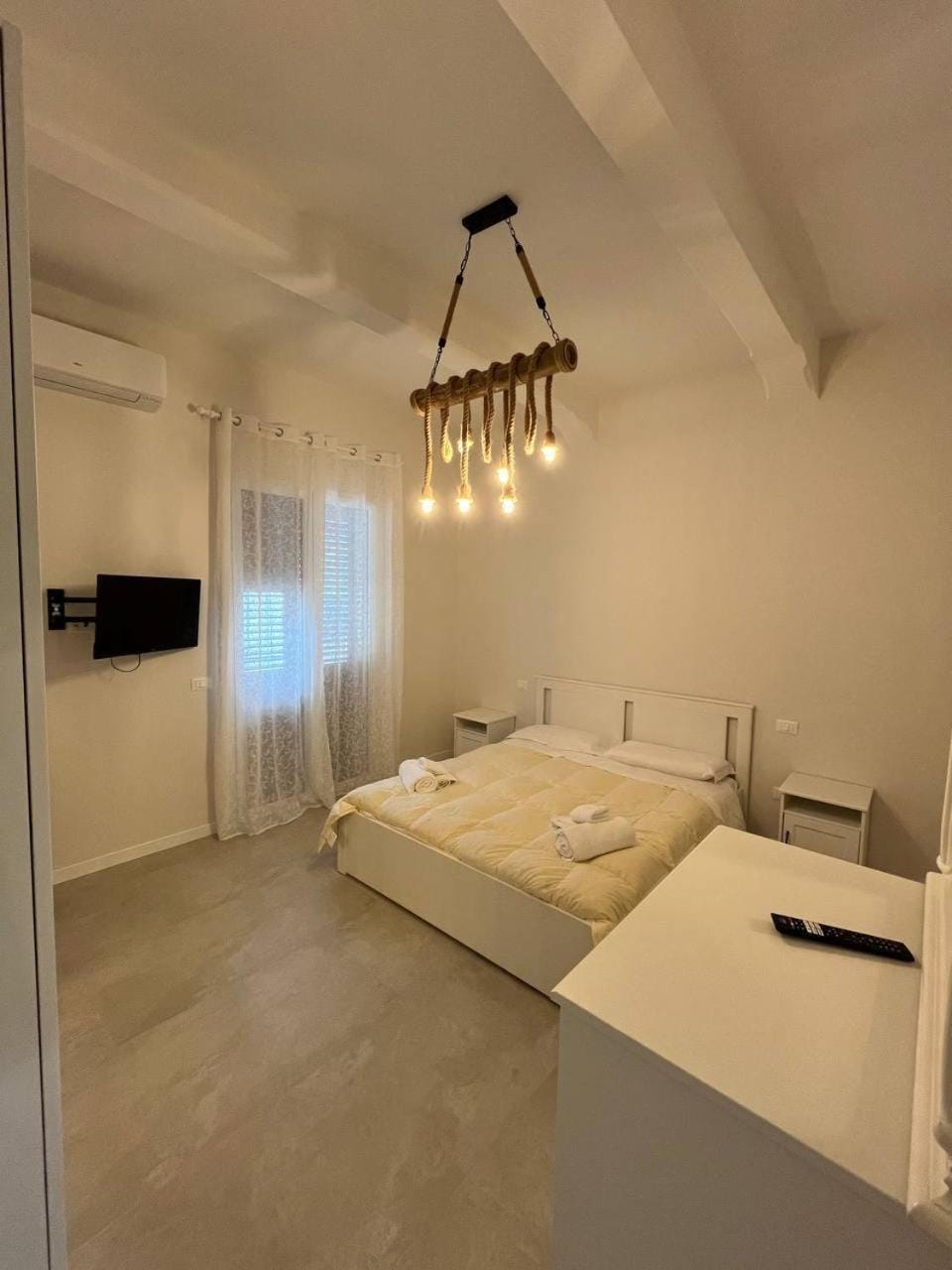 Bed, TV and multimedia, Photo of the whole room, towels