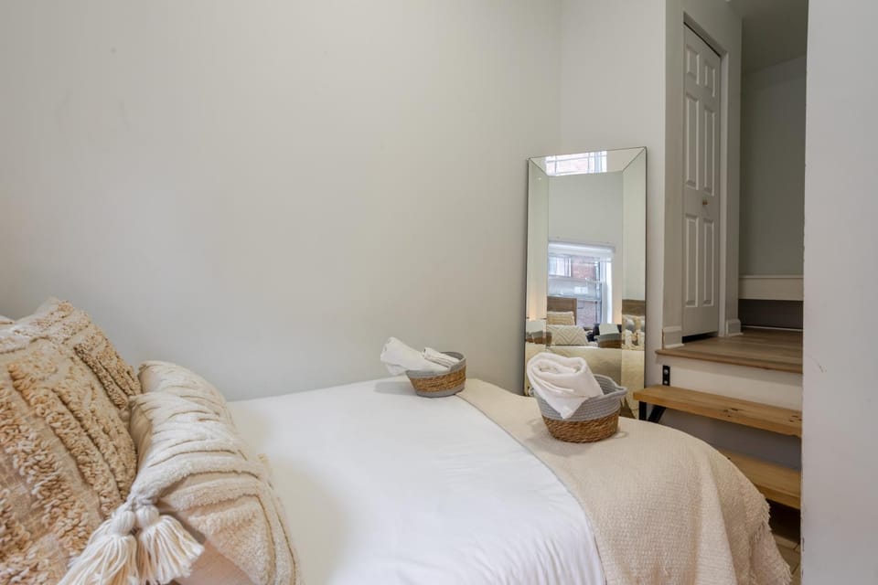 Bed, Living room, Seating area, Dining area, Bedroom