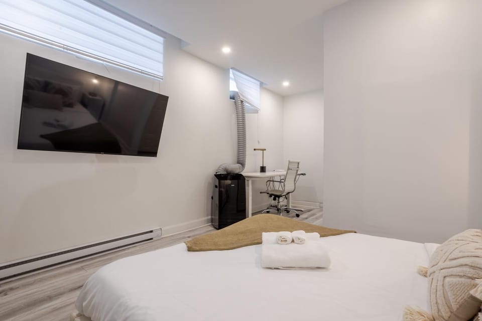 Bed, TV and multimedia, Bedroom, air conditioner