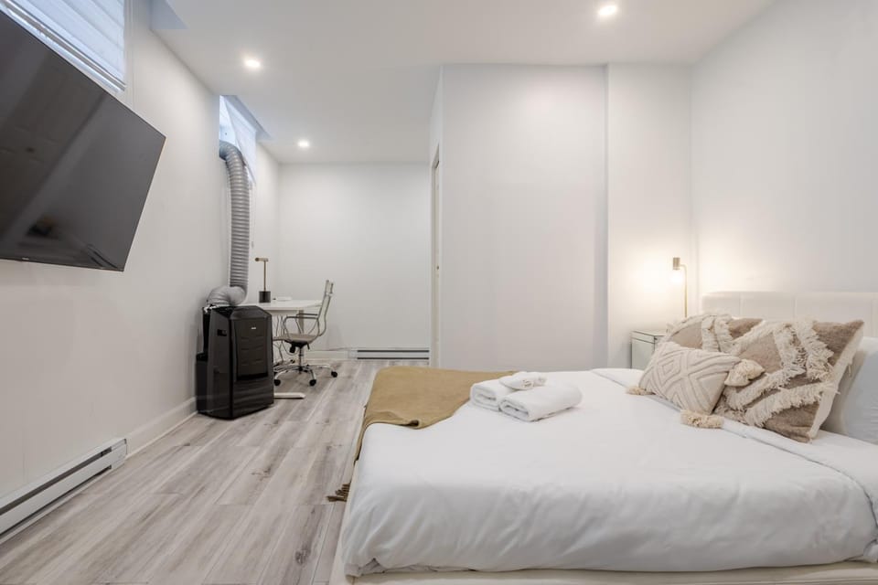 Bed, TV and multimedia, Bedroom, wardrobe
