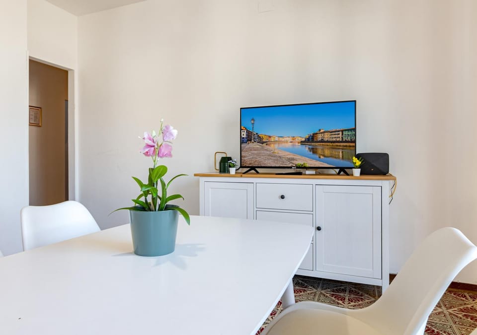Communal lounge/ TV room, TV and multimedia, Dining area, Evening entertainment
