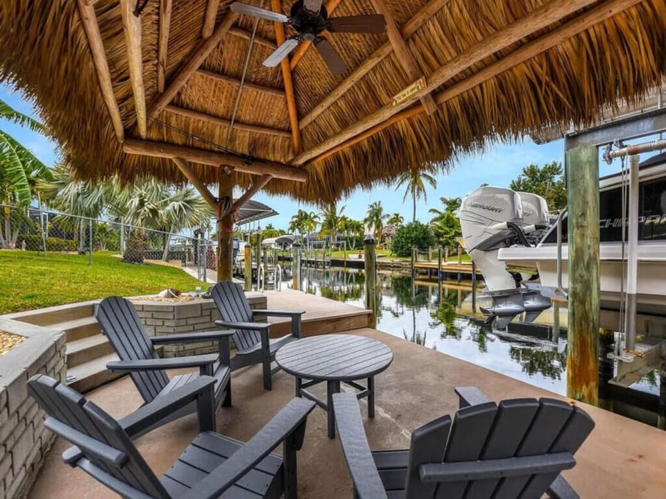 Heated Pool, Gulf Access, Dock, Tiki Hut - The Lucky Pelican - Roelens House in Cape Coral
