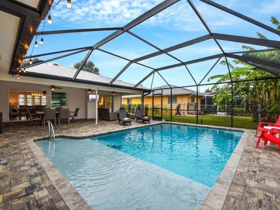 Heated Pool, Gulf Access, Dock, Tiki Hut - The Lucky Pelican - Roelens House in Cape Coral