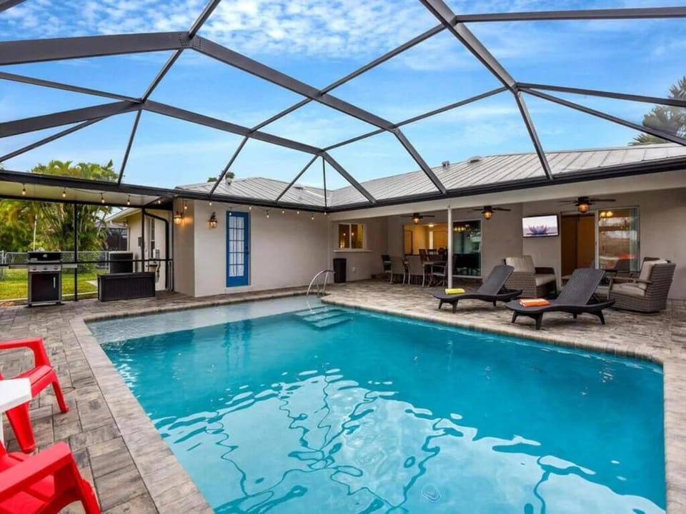 Heated Pool, Gulf Access, Dock, Tiki Hut - The Lucky Pelican - Roelens House in Cape Coral
