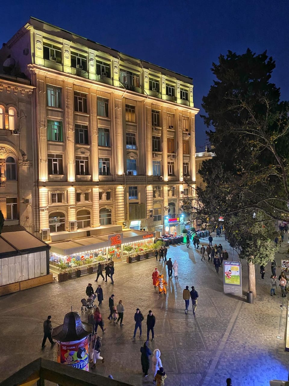 Property building, Night, People, Natural landscape, Evening entertainment, City view, Location, group of guests