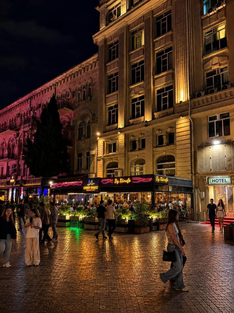 Property building, Restaurant/places to eat, Off site, On-site shops, On site