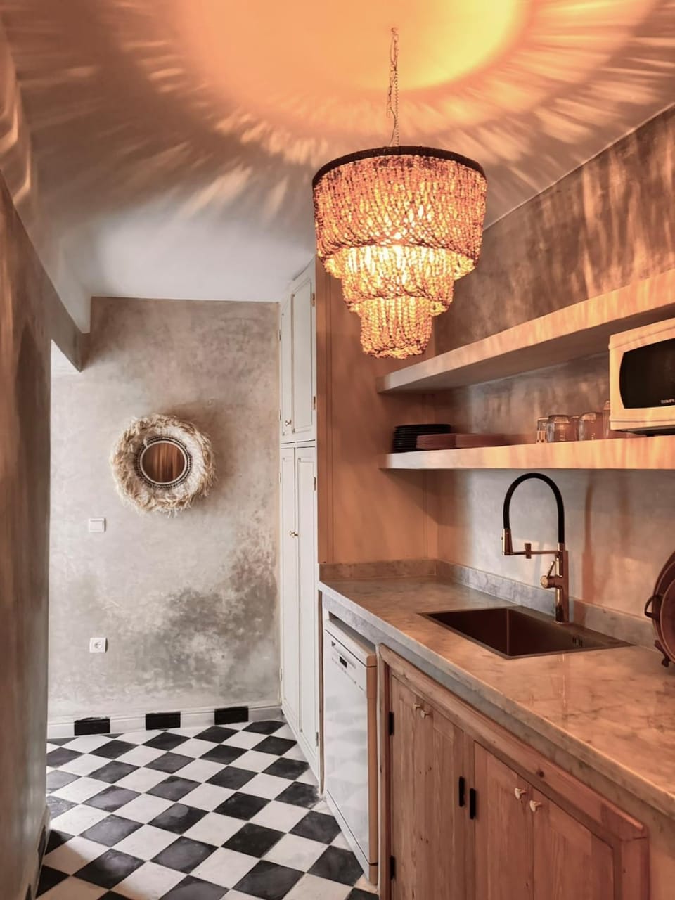 Kitchen or kitchenette, minibar