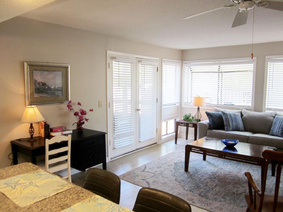 Day, Balcony/Terrace, Living room, Seating area, furniture