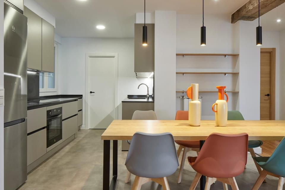 Kitchen or kitchenette, Dining area