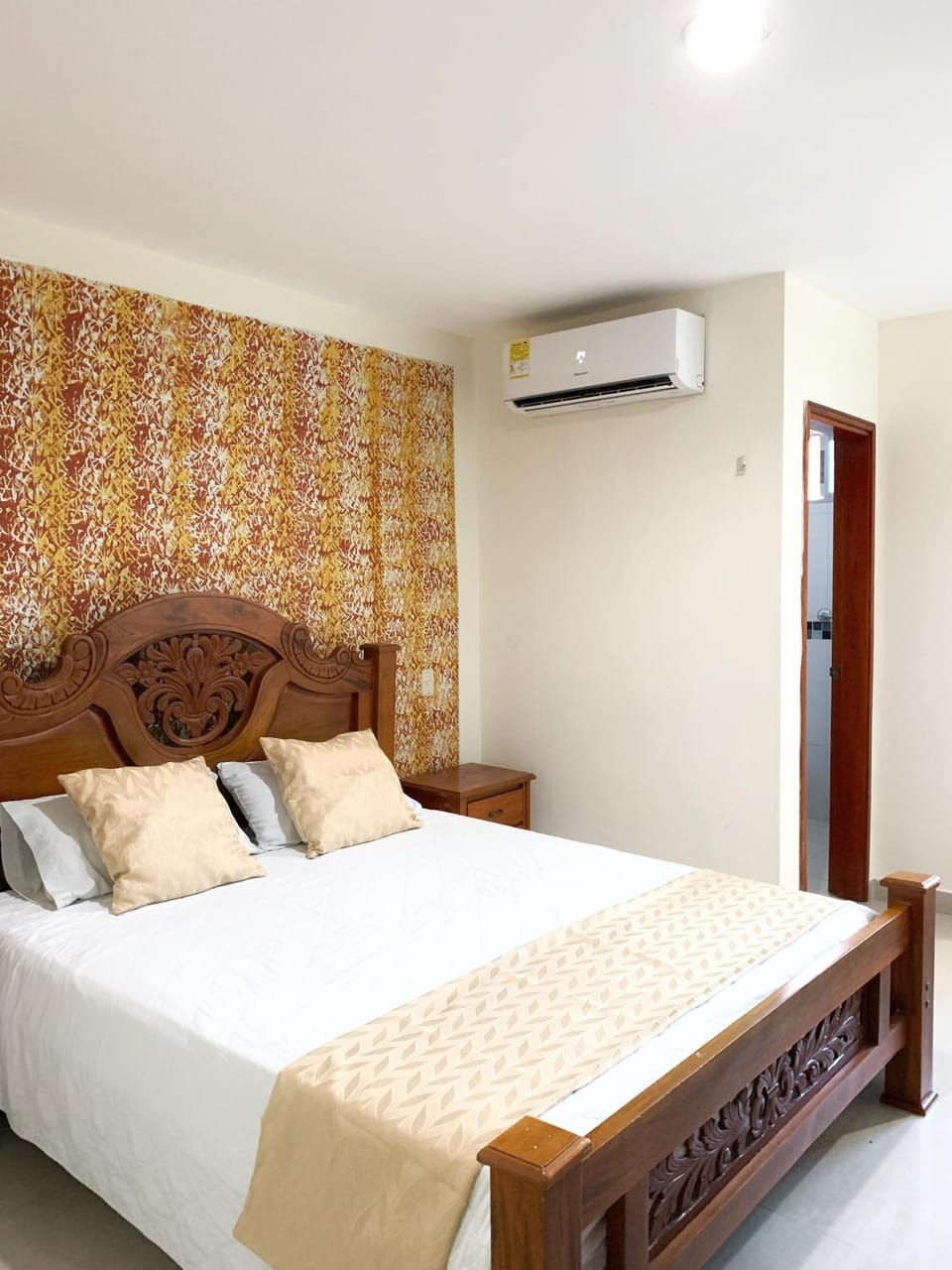 Bed, Photo of the whole room, air conditioner