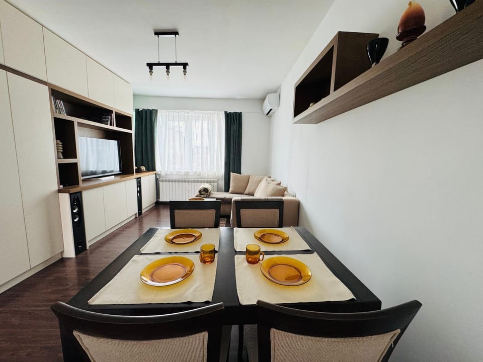TV and multimedia, View (from property/room), Kitchen or kitchenette, Dining area, City view, internet, wardrobe, air conditioner