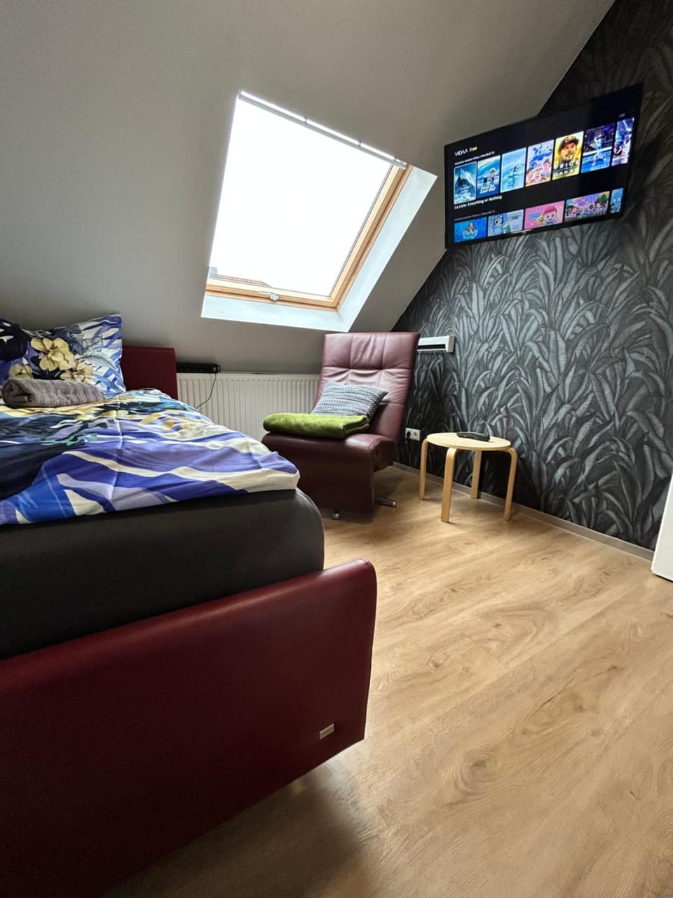 Bed, TV and multimedia, Seating area, Bedroom