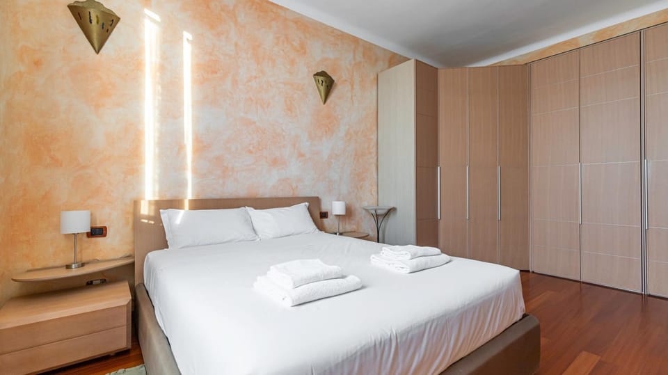 Bedroom, towels, wardrobe