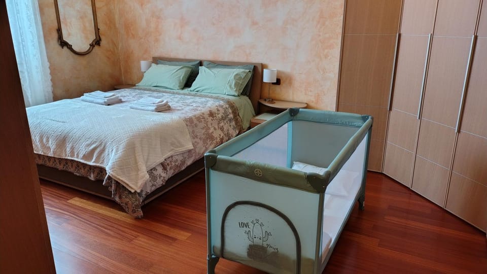 Bedroom, cot