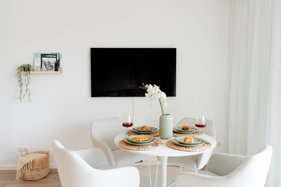 TV and multimedia, Living room, Seating area, Dining area, Evening entertainment