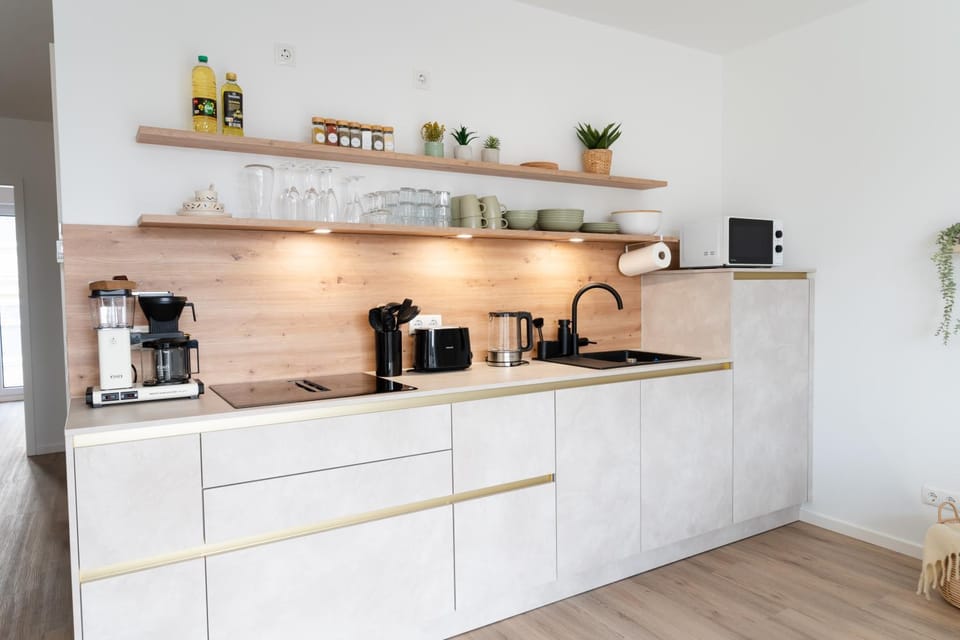 Coffee/tea facilities, Kitchen or kitchenette, microwave, stove, toaster