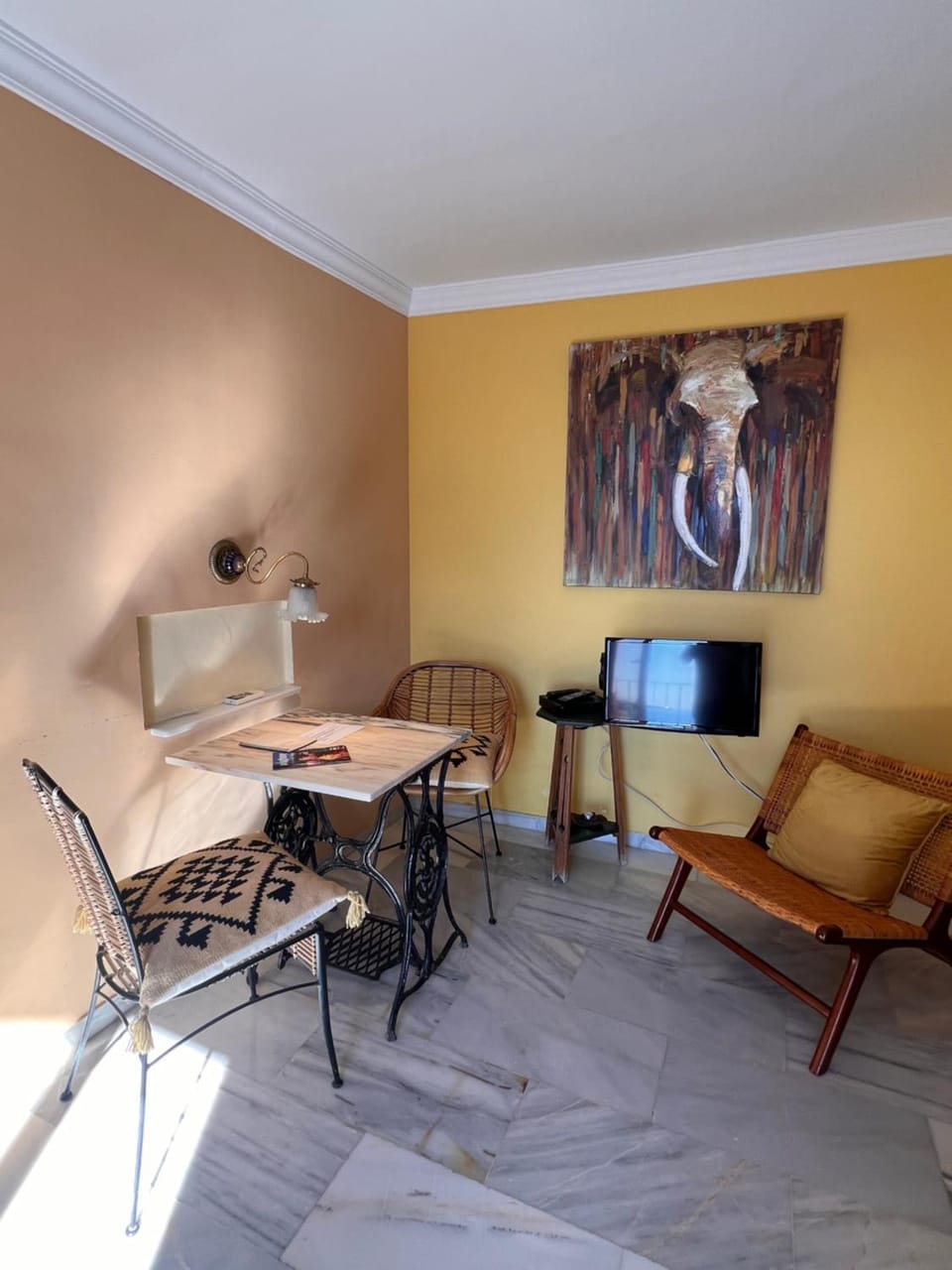 Seating area, Dining area