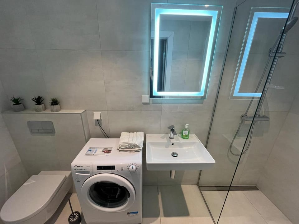 Shower, Toilet, Bathroom, towels, washing machine