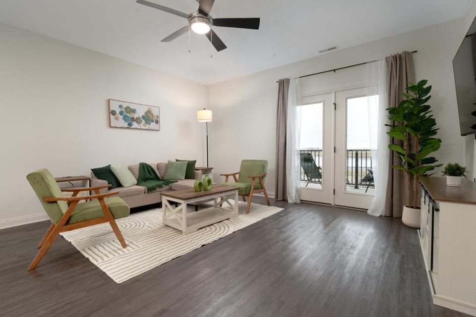 Golden Sun Spacious 1BR Pond View King Bed WFH Gym Apartment in Indiana