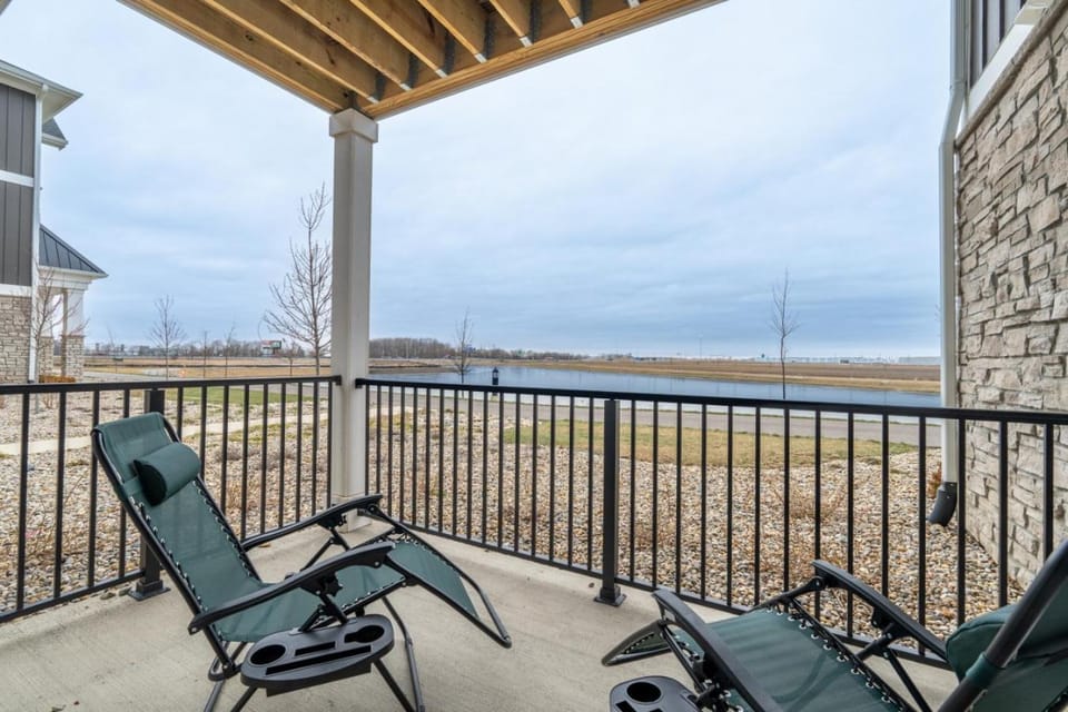 Golden Sun Spacious 1BR Pond View King Bed WFH Gym Apartment in Indiana