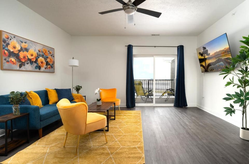 Golden Sun Spacious 1BR Pond View King Bed WFH Gym Apartment in Indiana