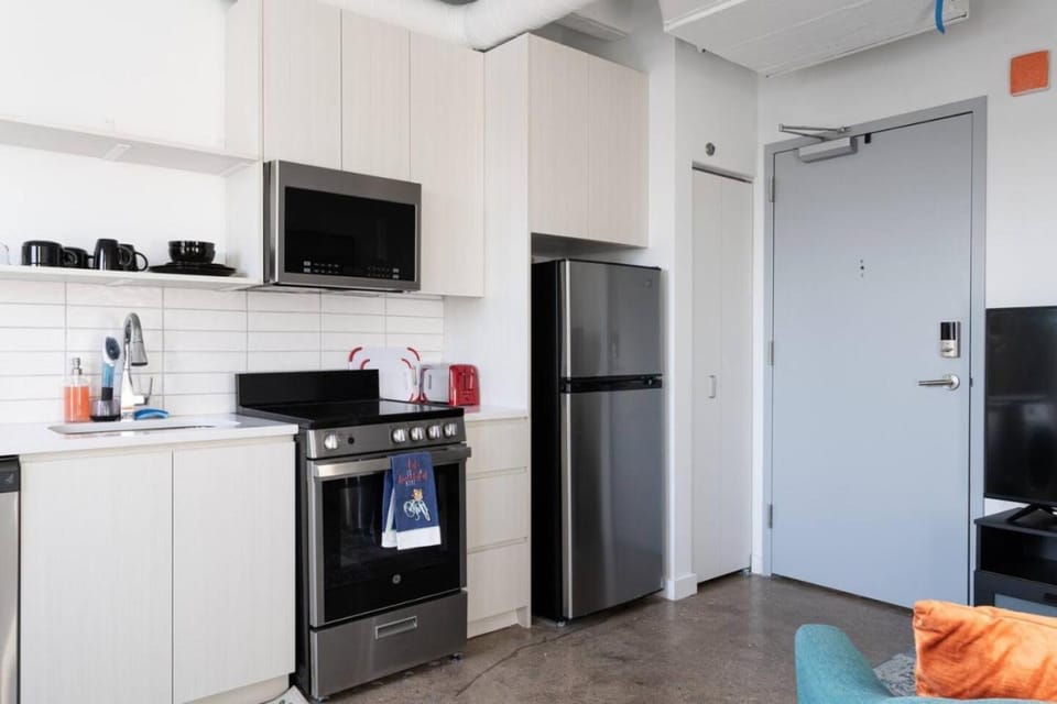 Sunny Modern Loft Montrose Beach Rooftop WFH Gym Apartment in Chicago
