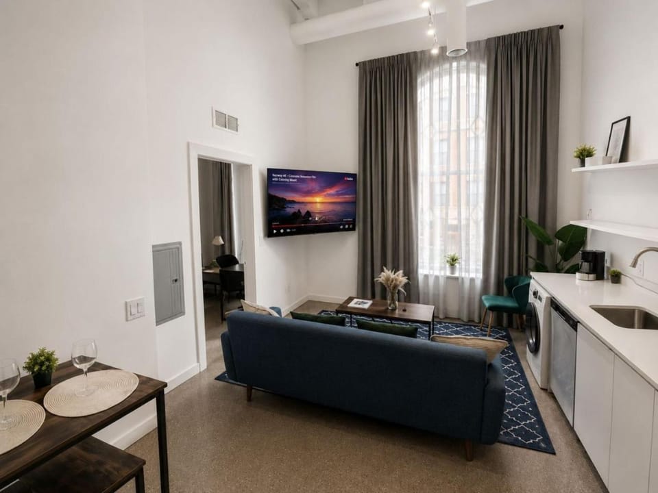 Peaceful Beachfront Loft Rooftop Gym Apartment in Chicago