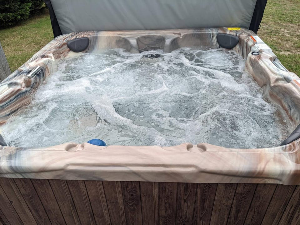 Shell Cottage - Pet friendly, Hot tub, Fenced yard! House in Chincoteague Island