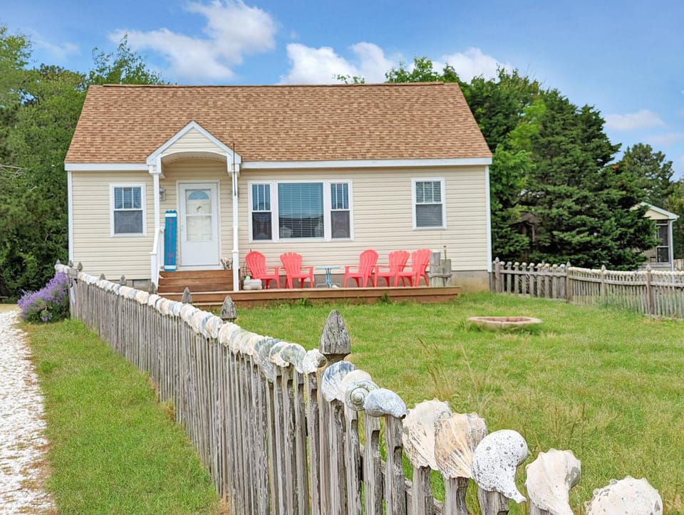 Shell Cottage - Pet friendly, Hot tub, Fenced yard! House in Chincoteague Island