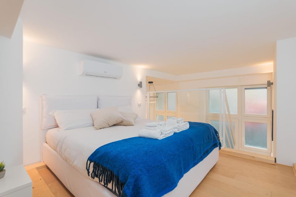 Bed, Photo of the whole room, Bedroom, towels, air conditioner