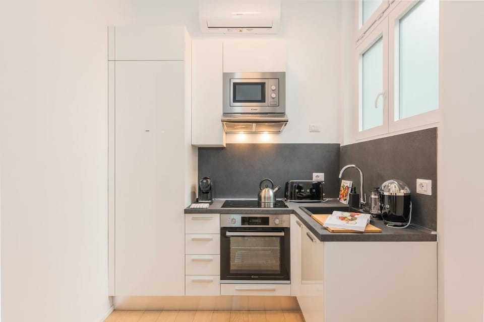 Coffee/tea facilities, Kitchen or kitchenette, dishwasher, oven, stove, toaster