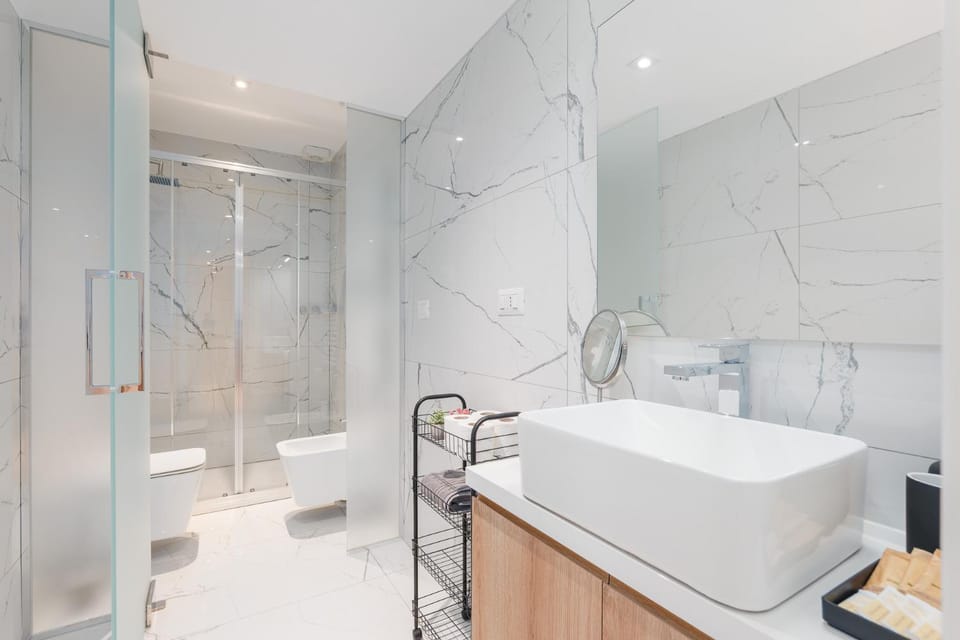 Shower, Toilet, Bathroom, towels