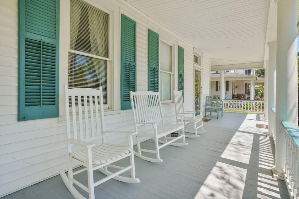 Shore Refections - historic charm just minutes from the beach! House in Virginia