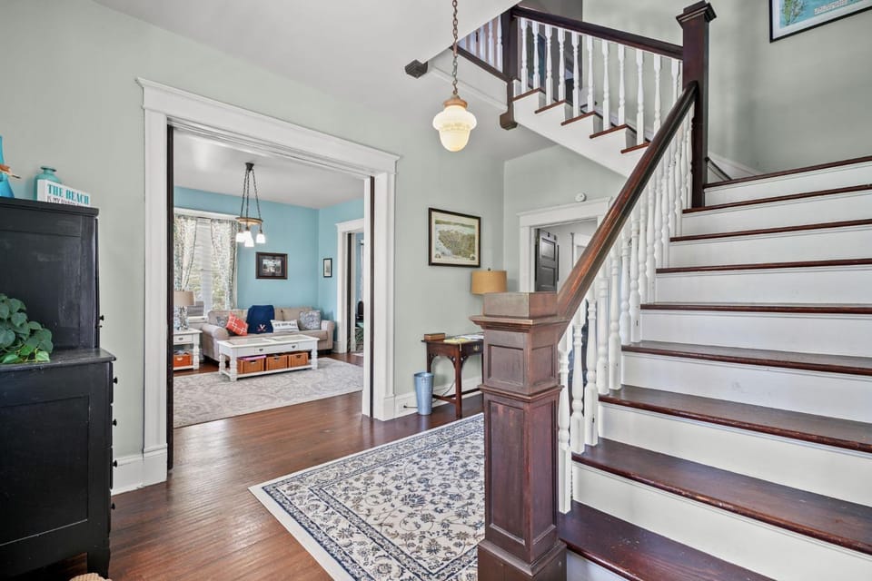 Shore Refections - historic charm just minutes from the beach! House in Virginia