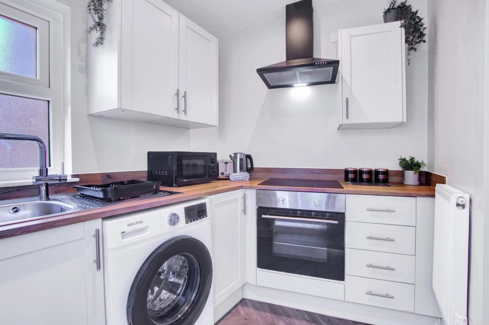 Kitchen or kitchenette, toaster, toaster, washing machine, washing machine, kitchen, kitchen