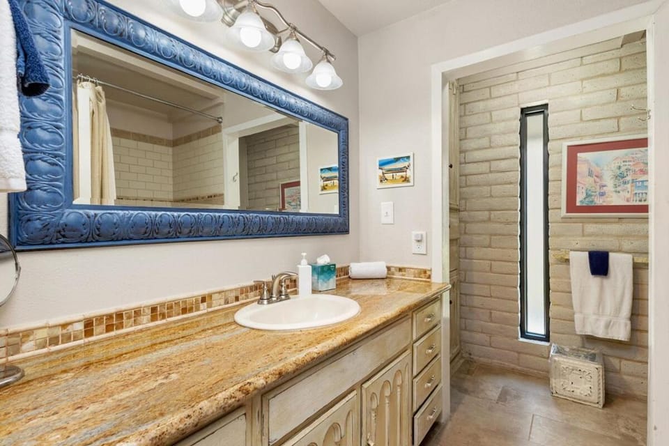 Serenity Point on Canyon Lake-Lakefront-Pool-Fire Pit-Pool Table House in Canyon Lake