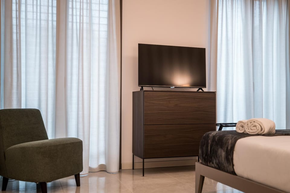 Bed, TV and multimedia, Bedroom