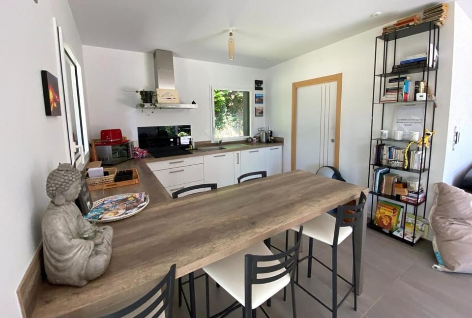 Kitchen or kitchenette, Dining area, pet friendly