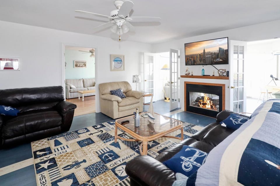 Sun Rayes - Pet friendly, waterfront with boat dock! House in Chincoteague Island