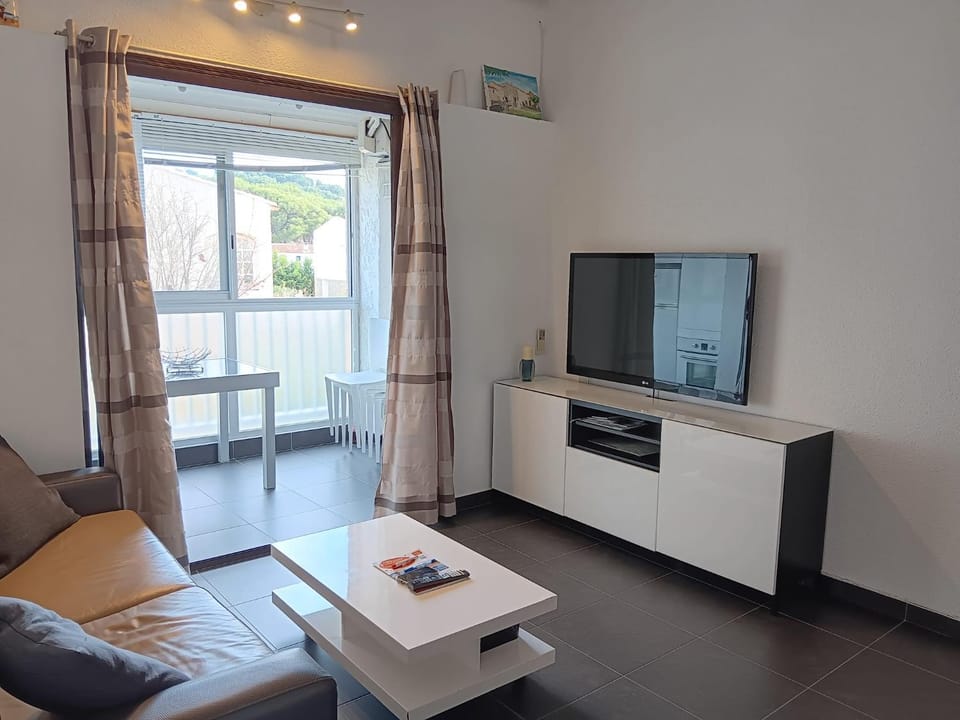 TV and multimedia, Balcony/Terrace, Living room, Seating area, Dining area
