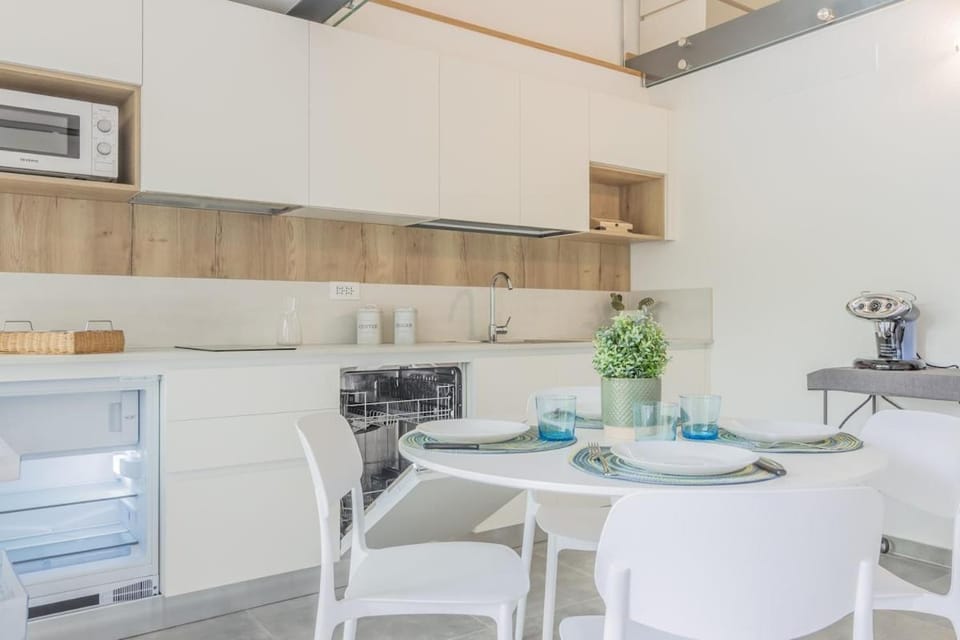 Kitchen or kitchenette, Dining area, dishwasher