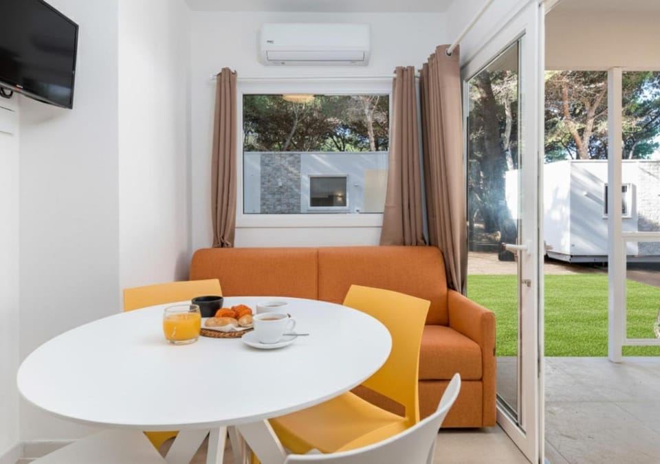 Seating area, Dining area