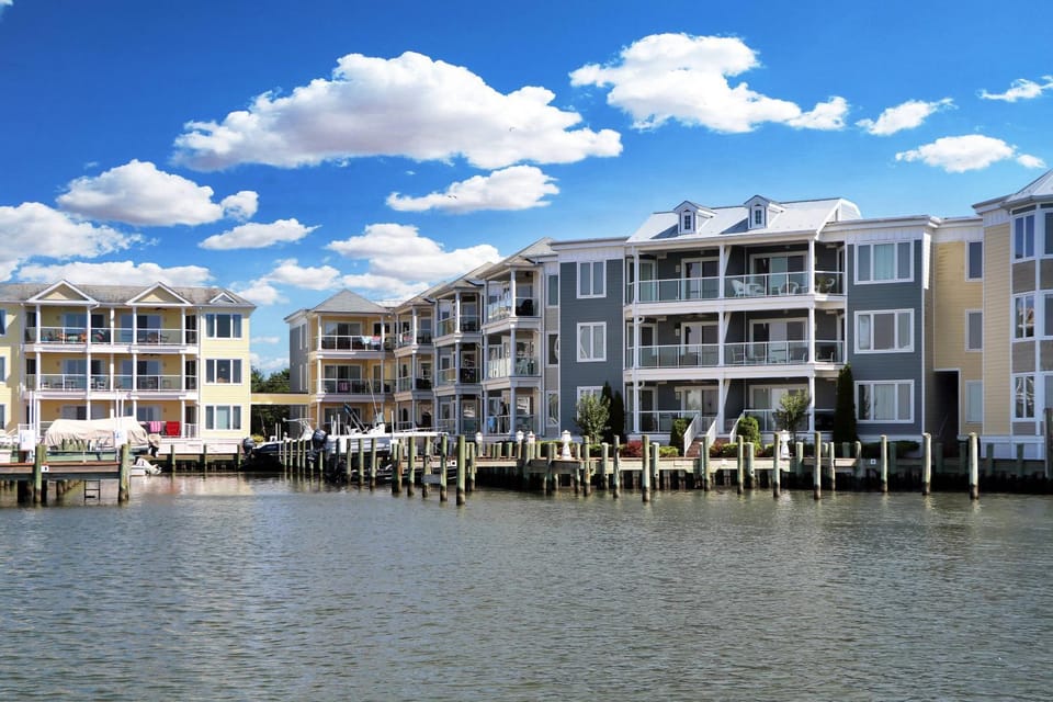 Sunset Bay Villa 116 - Waterfront with shared pool! House in Chincoteague Island