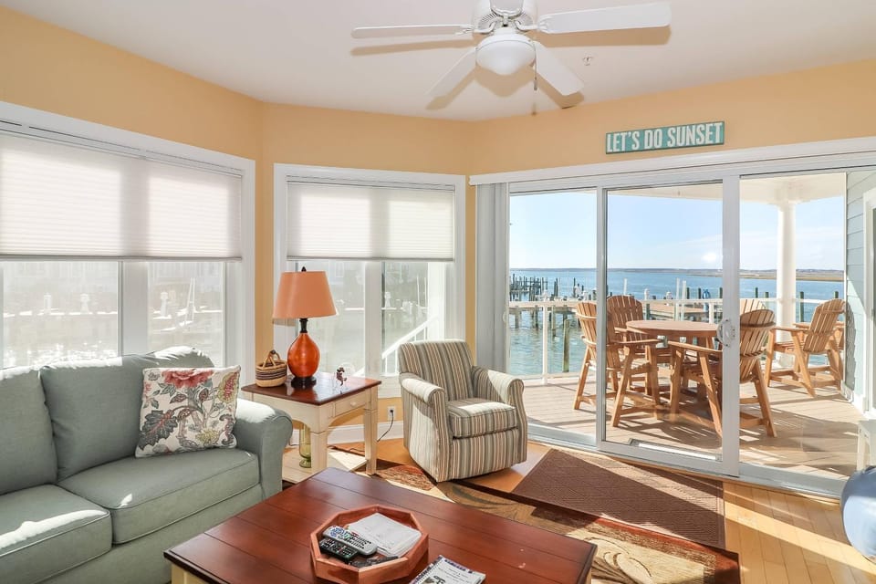 Sunset Bay Villa 116 - Waterfront with shared pool! House in Chincoteague Island